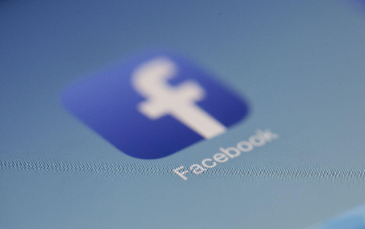 Vue rapprochée du logo de l’application Facebook sur un écran numérique avec un arrière-plan flou.