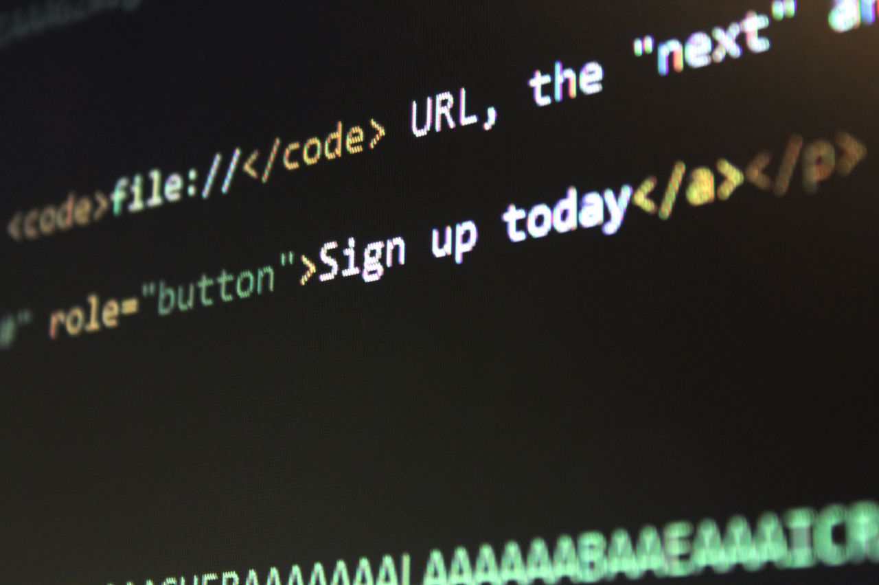 Vue détaillée du code HTML et CSS affiché sur un écran d’ordinateur, concept de programmation.